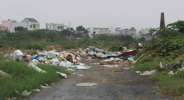 Đ&agrave;[-]Nẵng:[-]D&acirc;n[-]k&ecirc;u[-]trời[-]v&igrave;[-]r&aacute;c[-]thải[-]chất[-]đống[-]dưới[-]ch&acirc;n[-]cầu[-]vượt